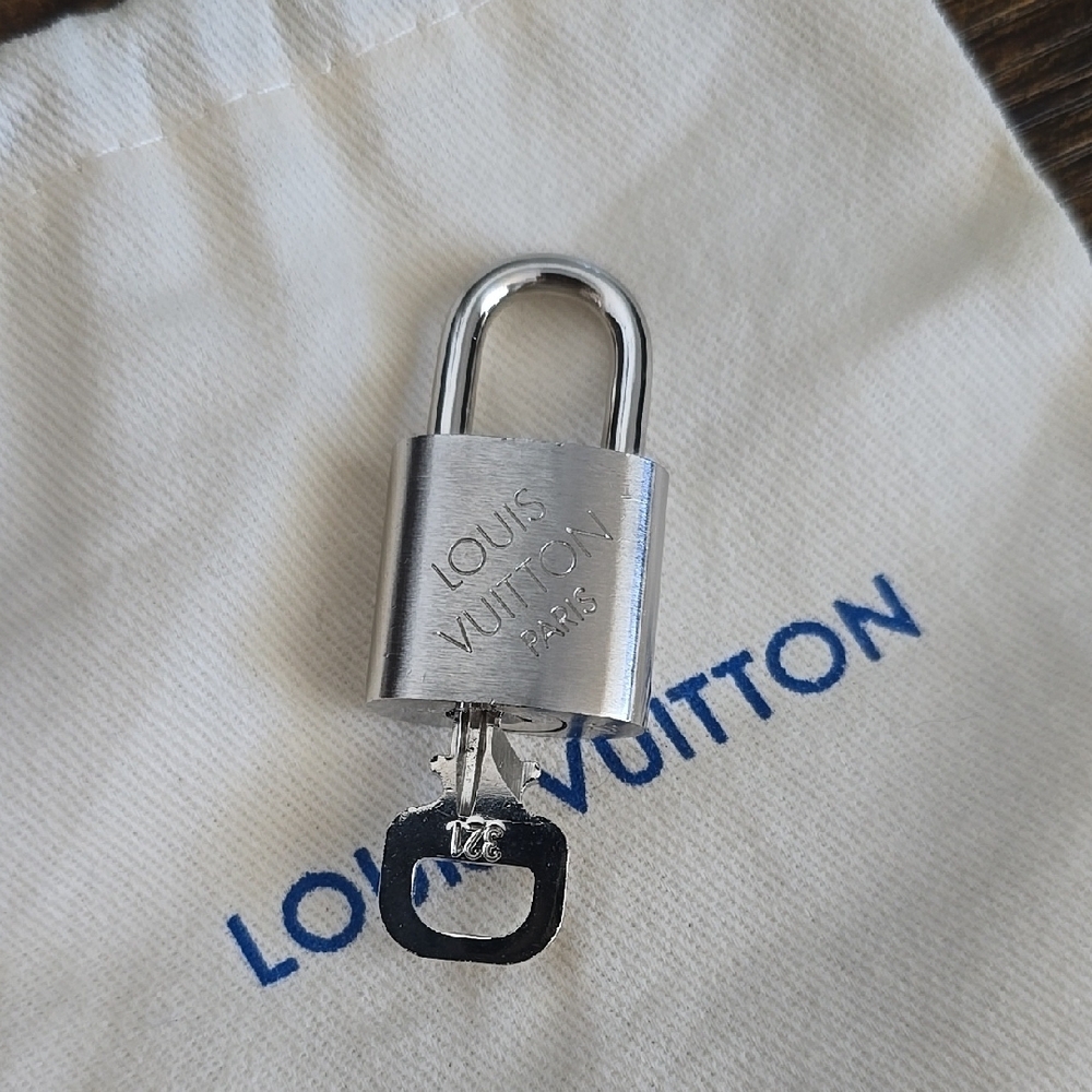 RARE Louis Vuitton Palledium Lock And Key 321 - Picture 2 of 9
